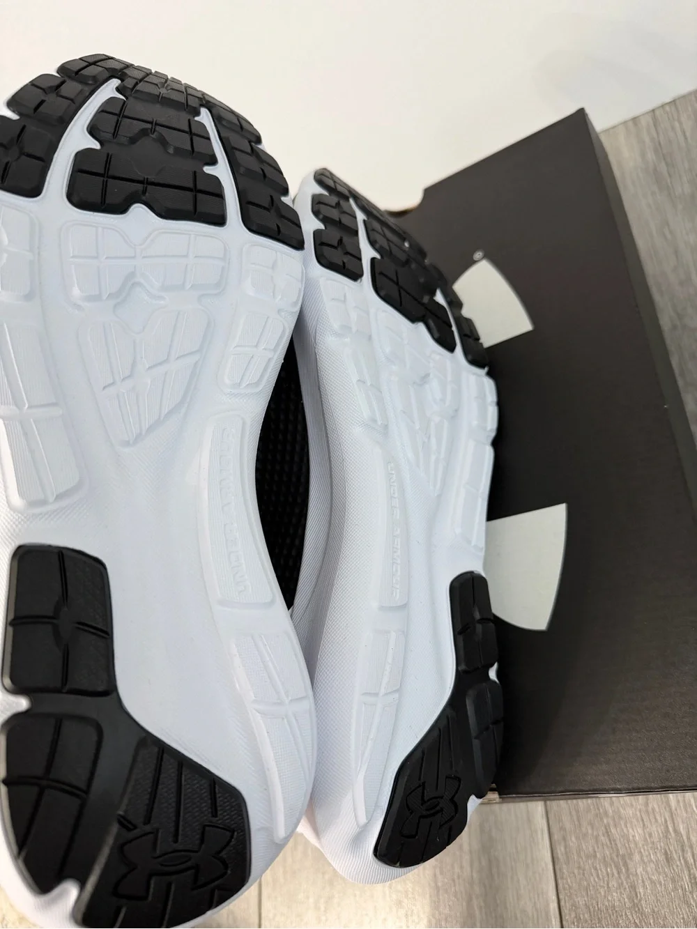 Under Armour Surge Men’s Black and White Running Shoes Size 10 New